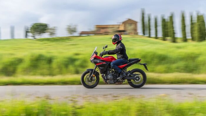 Yamaha Tracer 7 2025 stranski pogled med vožnjo, uravnotežena ergonomija in stabilno podvozje