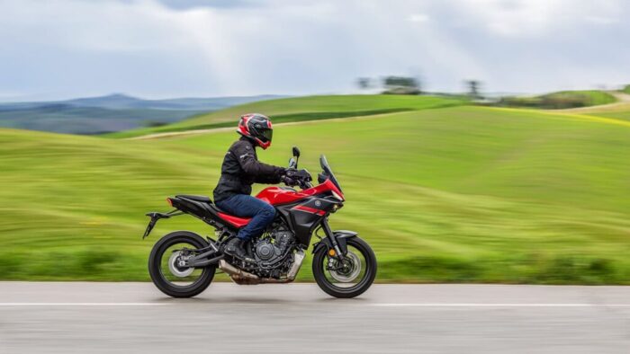 Yamaha Tracer 7 2025 vožnja po odprti pokrajini, udoben položaj voznika in aerodinamična zaščita