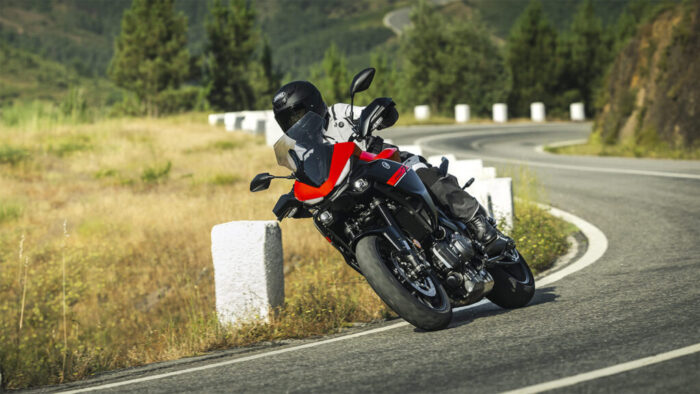 Yamaha Tracer 7 2025 športna vožnja skozi serpentine, natančno krmiljenje in stabilnost pri višjih hitrostih