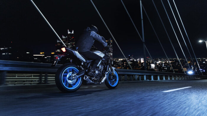 Yamaha MT-07 Y-AMT 2025 med vožnjo po mestnem mostu