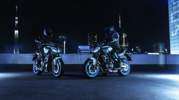 Yamaha MT-07 Y-AMT 2025 – dva hyper naked modela v nočnem mestu