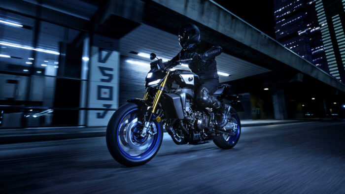 Yamaha MT-09 SP 2024 Icon Performance med dinamično nočno vožnjo, agresiven sprednji LED podpis.