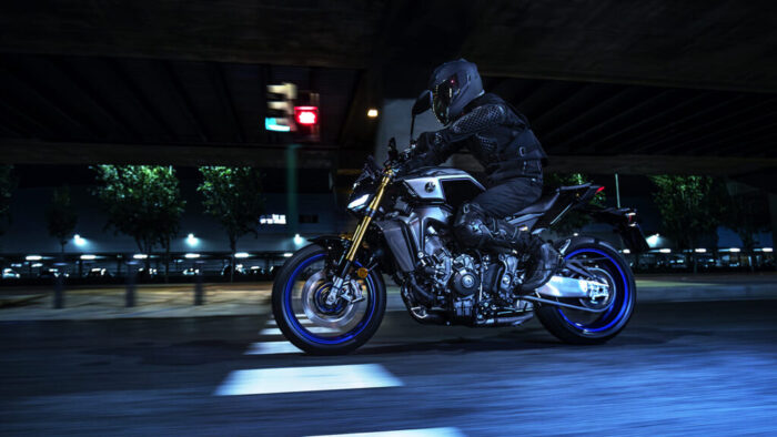 Yamaha MT-09 SP 2024 v urbanem okolju ponoči, športna ergonomija in Öhlins zadnje vzmetenje.