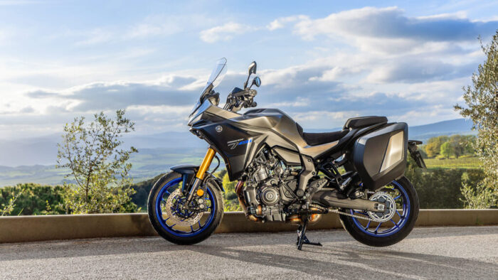 Yamaha Tracer 7 GT parkirana na razgledni točki, potovalni motocikel z modrimi platišči in GT opremo