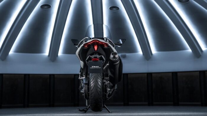 Yamaha TMAX Tech MAX 2026 zadnji pogled, LED svetlobni podpis, široka pnevmatika, športna zasnova