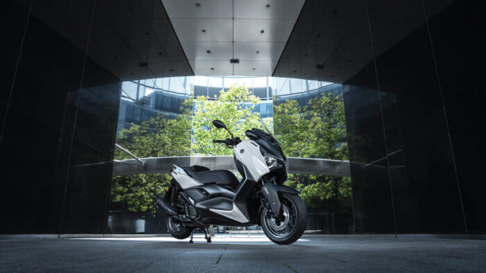 Yamaha XMAX 125 Tech MAX+ v sodobnem ambientu – športni značaj in prefinjena zasnova v enem.