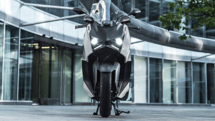Sprednji pogled Yamaha XMAX 125 Tech MAX+ z značilnim X LED podpisom – izrazita prisotnost na cesti.