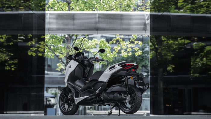 Yamaha XMAX 125 Tech MAX+ z zadnje strani – dinamične linije in prepoznavna LED osvetlitev.