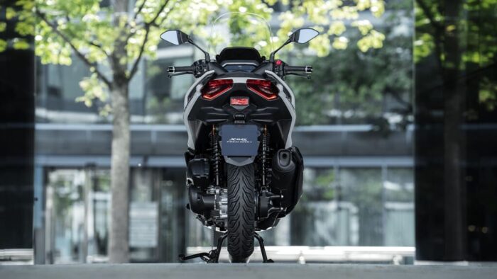 Yamaha XMAX 125 Tech MAX+ v urbanem okolju – popolno ravnovesje med udobjem in športno energijo. Odkrij ga v živo.