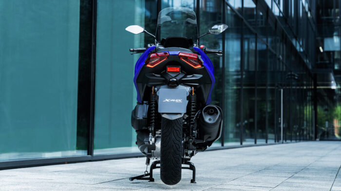 Zadnji LED podpis Yamaha XMAX 300, ki izstopa v mestni nočni vožnji.